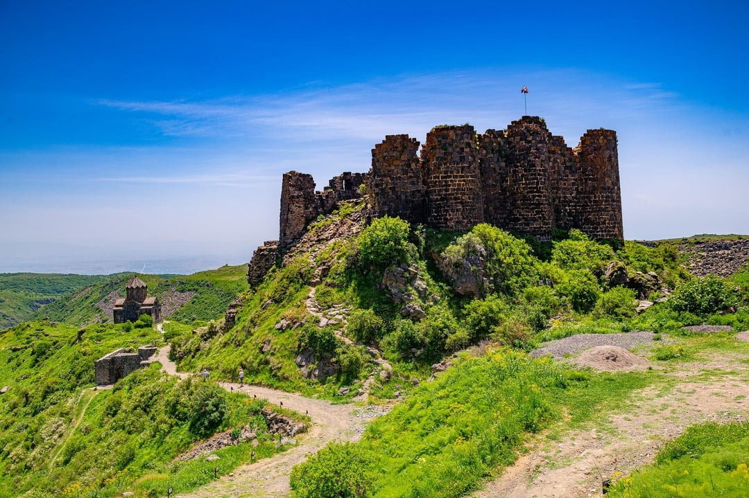 7 تا از بهترین جاهای دیدنی ارمنستان قلعه آمبرد