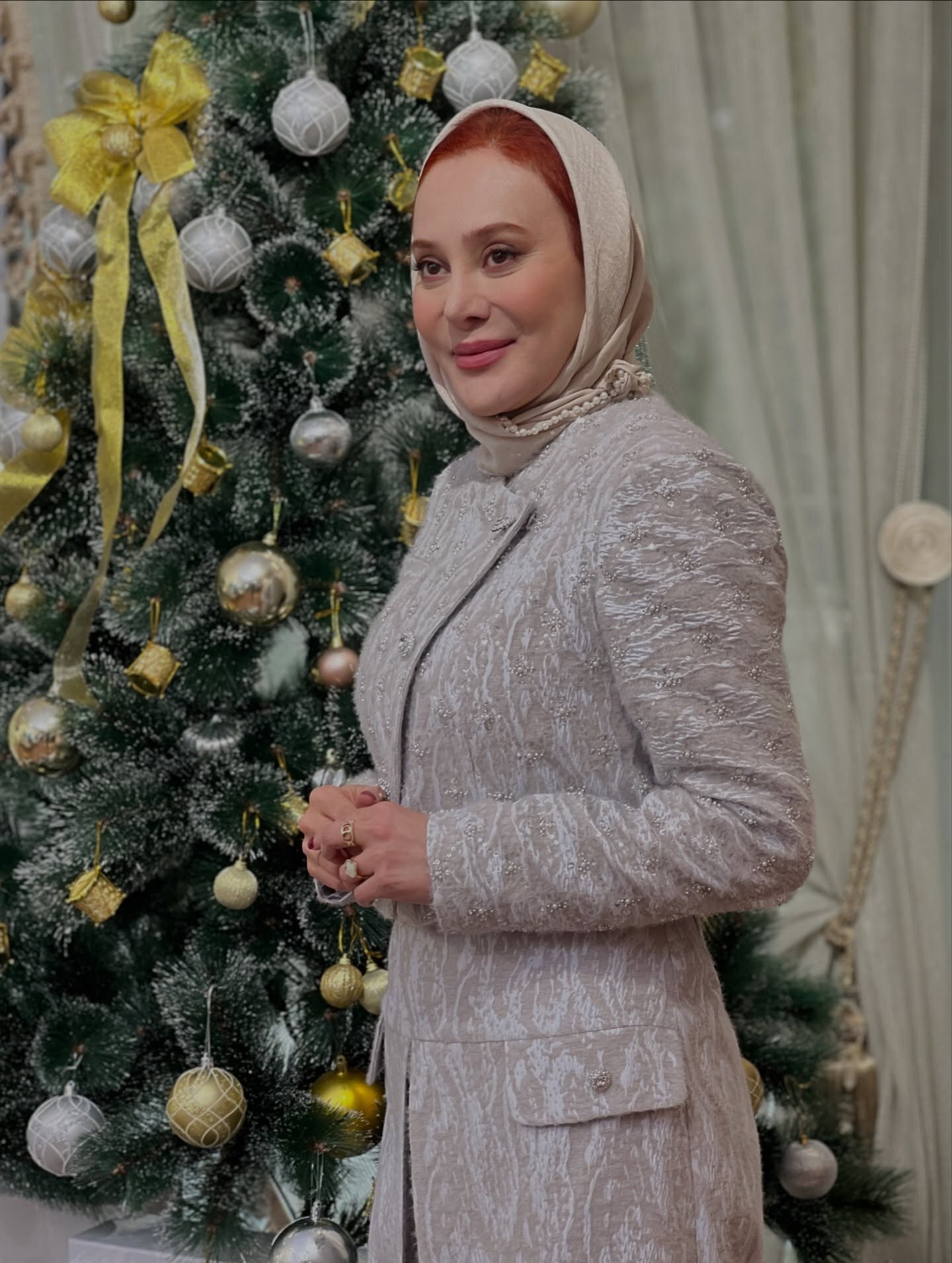 استایل اروپایی تازه عروس سینمای ایران در کنار درخت کریسمس استایل اروپایی تازه عروس سینمای ایران در کنار درخت کریسمس