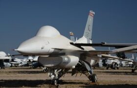 بمب‌افکن‌ها و جنگنده‌های آمریکایی یکجا جمع شده‌اند / صف کشیدن چهار هزار هواپیما در صحرا