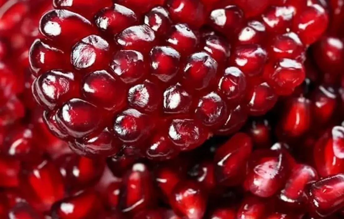 دون کردن انار در یک چشم بههمزدن/ راز خوشمزگی و زیبایی سفره شب یلدا