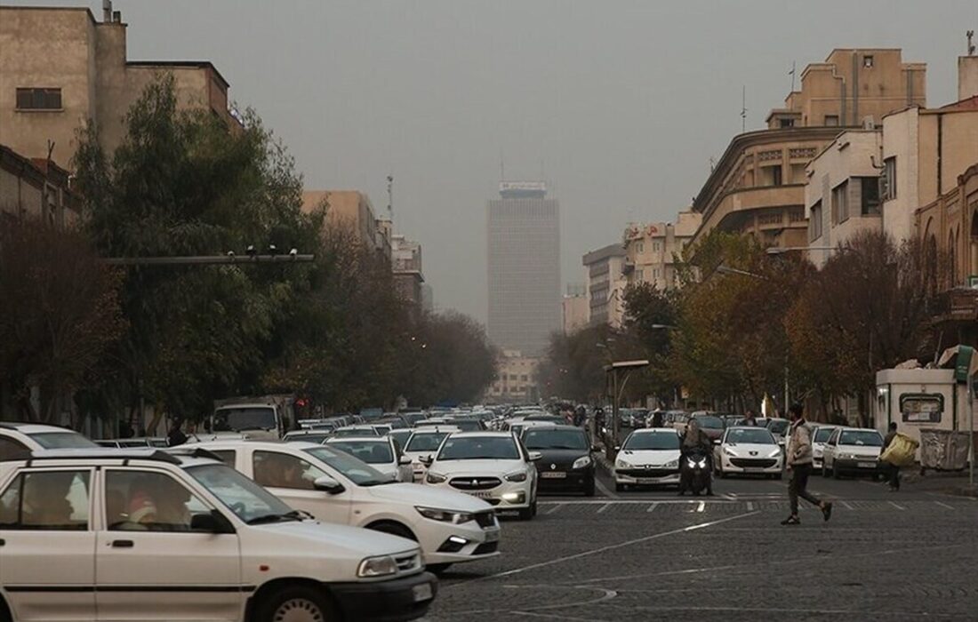 شاخص آلودگی هوای تهران امروز جمعه ۲۱ آذر ۱۴۰۴/ هوای تهران کمی نفس کشید