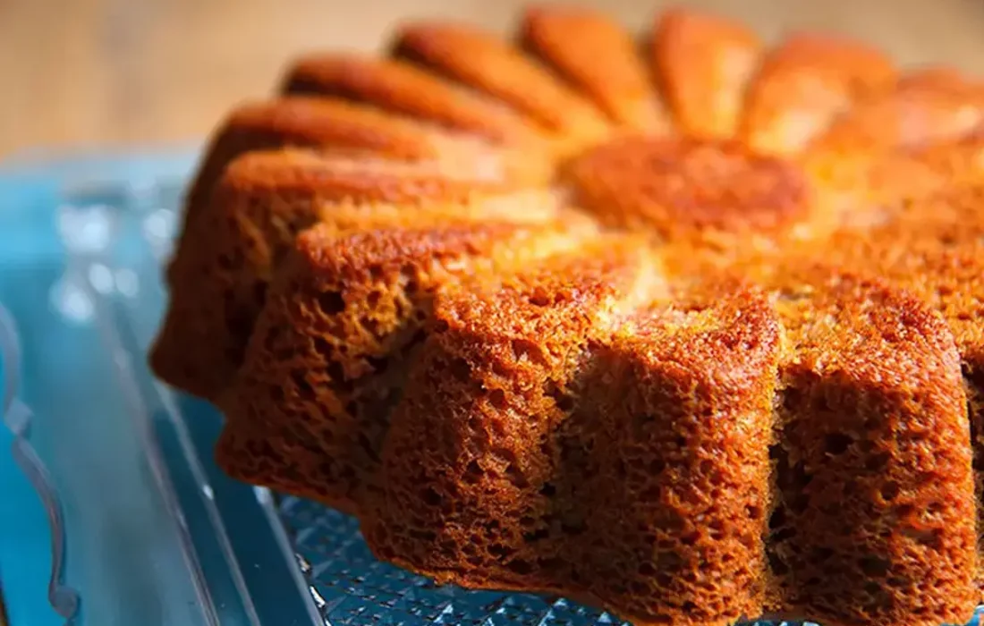 طرز تهیه کیک خرمالو با سس مخصوص/ دسر خاص برای روز‌های سرد زمستان