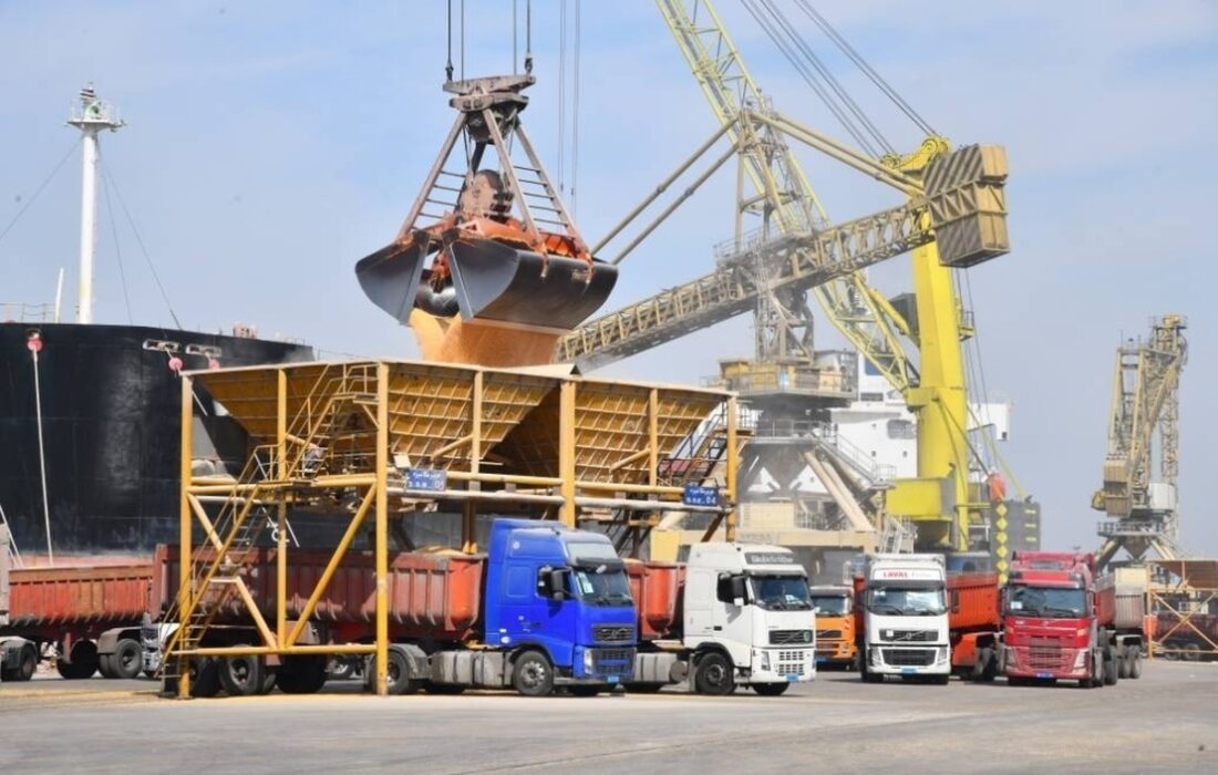 واردات ۱۲.۸ میلیون تن کالای اساسی فقط از یک بندر/ علت گرانی و کمبود چیست؟