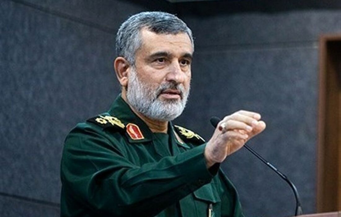 پوشش عجیب دو پسر بر مزار سردار حاجی‌زاده+ عکس