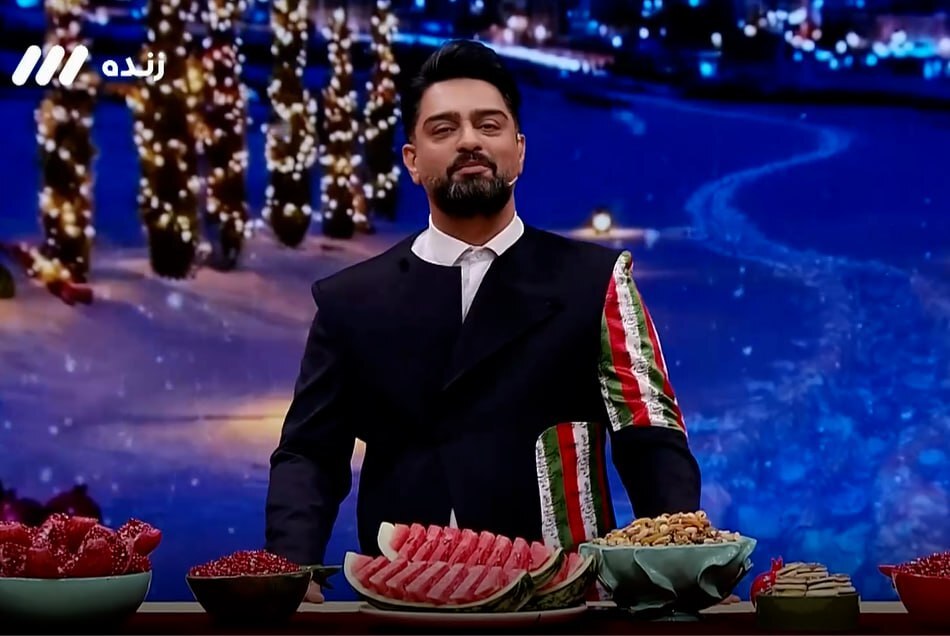 پوشش عجیب مجری صداوسیما برای شب یلدا جنجالی شد پوشش عجیب مجری صداوسیما برای شب یلدا جنجالی شد