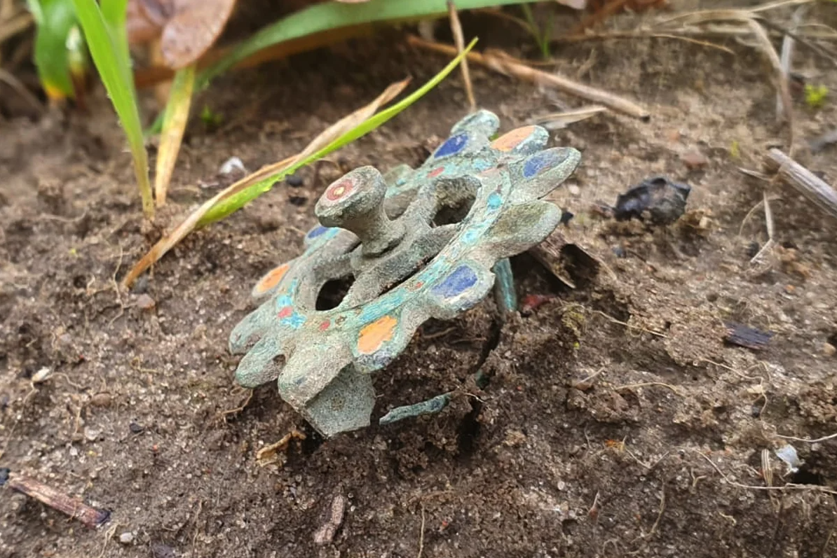 کشف سنجاق سینه میناکاری شده نادر از عصر روم در لهستان کشف سنجاق سینه میناکاری شده نادر از عصر روم در لهستان