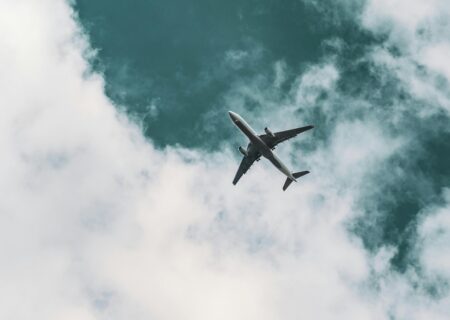 عوامل موثر بر قیمت بلیط هواپیما چیست ( نرخ ارز یا سیاست قیمت گذاری کدام موثر تر هستند؟)