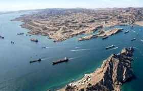 آخرین وضعیت محاصره دریایی و کشتیرانی در تنگه هرمز/ بلومبرگ گزارش کرد