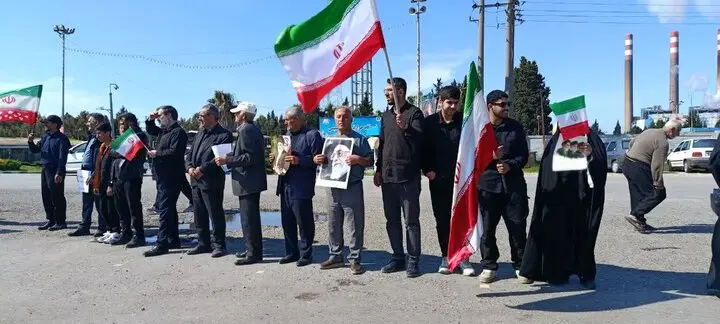 تشکیل زنجیره انسانی در نیروگاه برق نکا