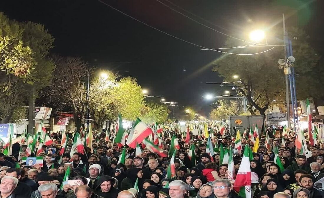 دختر تبریزی با اسب و تفنگ در تجمع شبانه حضور یافت+ عکس