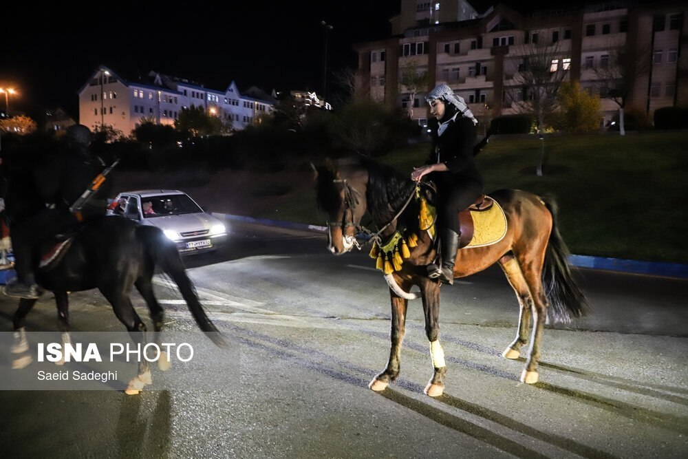 دختر تبریزی با اسب و تفنگ در تجمع شبانه حضور یافت+ عکس