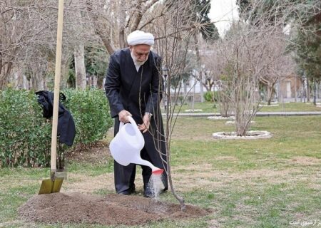 محسنی اژه‌ای، یک اصله نهال غرس کرد
