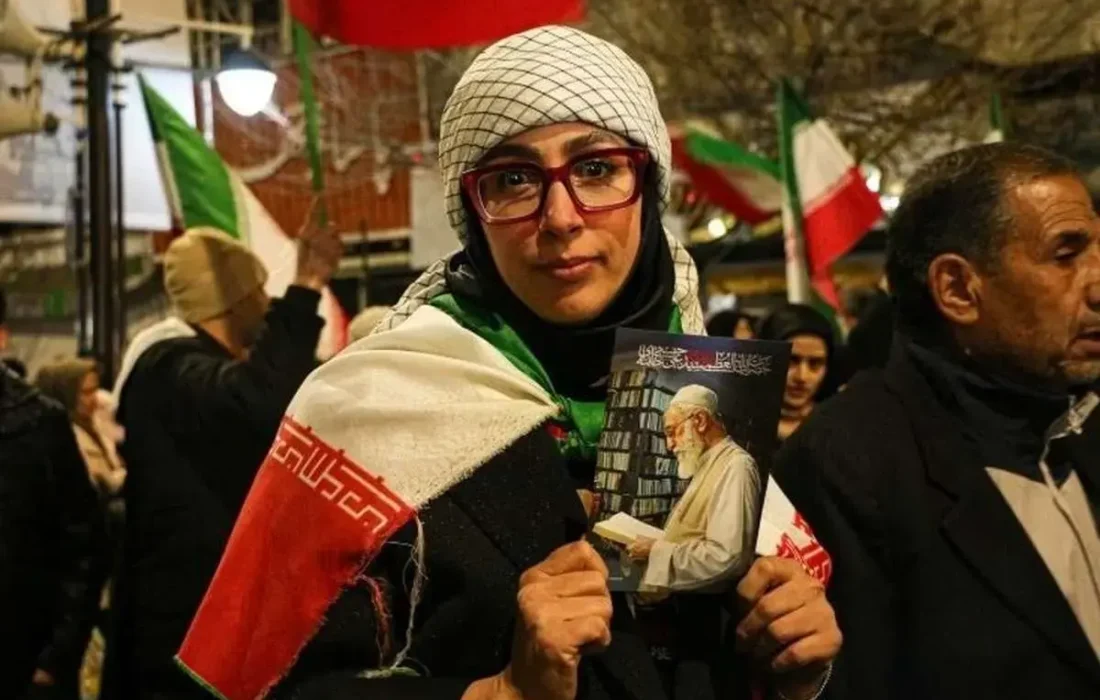 نوشته جالب دختری در تجمع میدان انقلاب+ عکس