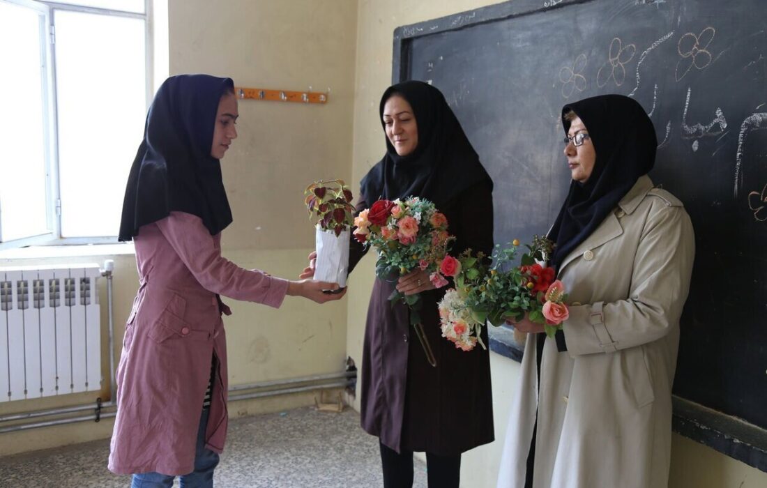 هدیه روز معلم چی بخریم؟ / لیست بهترین هدایا برای معلم ۱۴۰۵