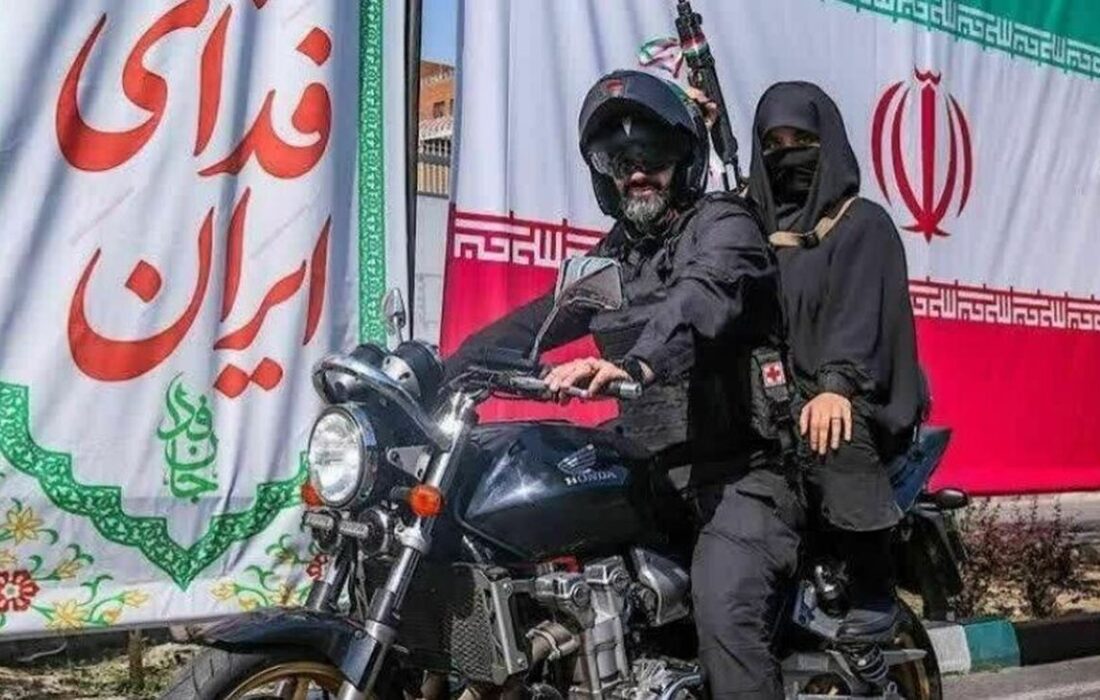 یک تصویر متفاوت/ بانوی مسلح روی موتور در میادین تهران + عکس