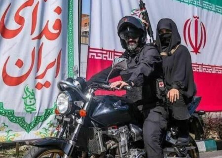 یک تصویر متفاوت/ بانوی مسلح روی موتور در میادین تهران + عکس
