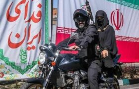 یک تصویر متفاوت/ بانوی مسلح روی موتور در میادین تهران + عکس