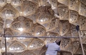 آغاز مرمت اضطراری مقرنس و آینه‌کاری تالار ستون‌دار کاخ چهل‌ستون اصفهان