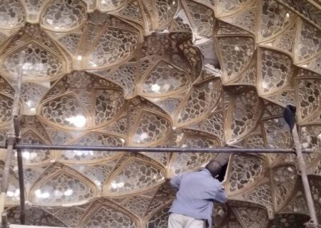 آغاز مرمت اضطراری مقرنس و آینه‌کاری تالار ستون‌دار کاخ چهل‌ستون اصفهان