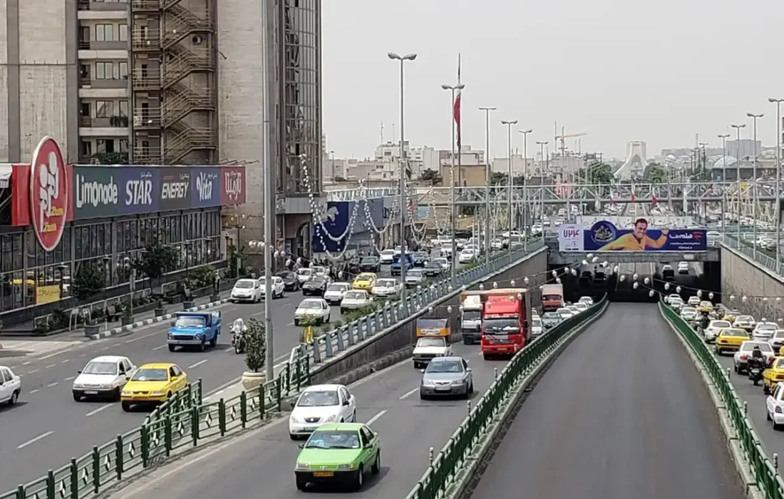 اشتباه عجیب روی بیلبورد نصب شده در خیابان‌های تهران خبرساز شد+ عکس