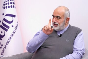 نقد حسامالدین آشنا بر سخنان اخیر جلیلی: تشبیه سکو به سلاح کشور را در بنبست نگه میدارد/هیچ کشور عاقلی کل اینترنت را به دلیل«سلاح بودن» مسدود نمی کند