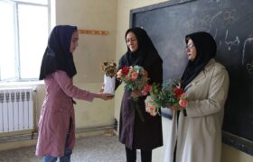 هدیه روز معلم چی بخریم؟ / لیست بهترین هدایا برای معلم ۱۴۰۵