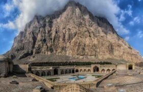 کاروانسرایی جهانی ایستاده به تماشای شکوه بیستون