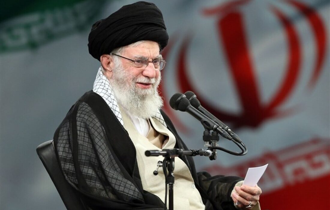 اهدای پرچم گنبد حرم مطهر حسینی، برای تکریم و بدرقه پیکر رهبر انقلاب+ عکس