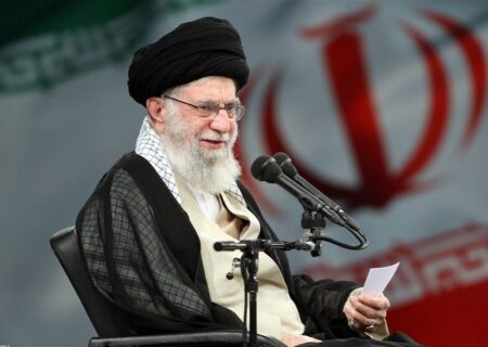 اهدای پرچم گنبد حرم مطهر حسینی، برای تکریم و بدرقه پیکر رهبر انقلاب+ عکس