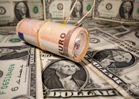 ابهام در سرنوشت میلیاردها دلار ارز صادراتی / چرا دلارها به مسیر رسمی برنمی‌گردند؟