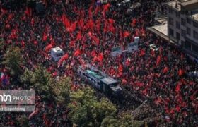 روحانی کاشانی با پای شکسته در تشییع آقای شهید ایران در تهران