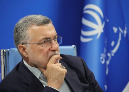 آقای وزیر؛ بیمار با سیاست درمان نمی‌شود!