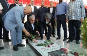 ادای احترام وزیر میراث‌فرهنگی به مقام شامخ شهدای خرم‌آباد
