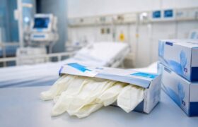 هشدار تولیدکنندگان: واردات دستکش پزشکی، تولید داخل را زمین‌گیر می‌کند