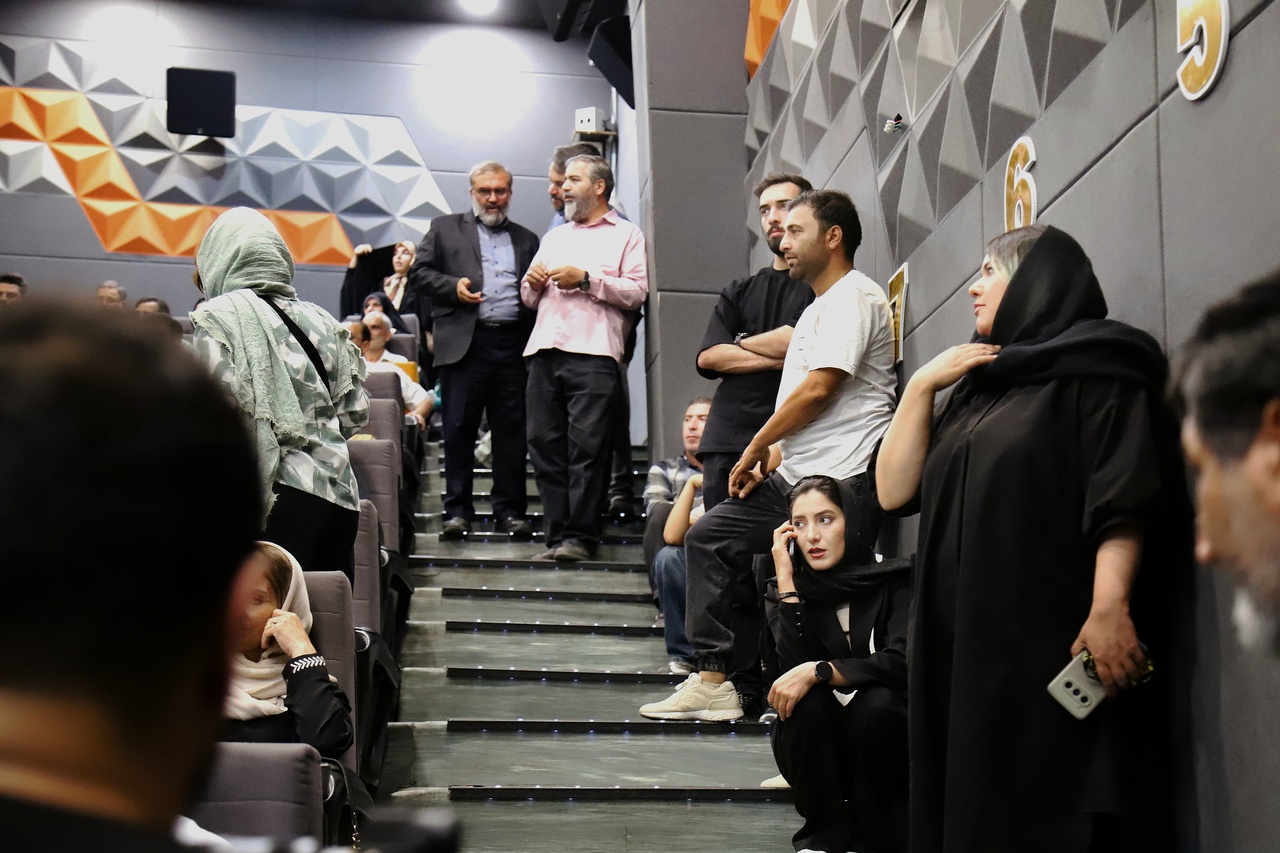 استقبال پرشور مردم از بازیگران و عوامل «جانشین»/ شامحمدی: تماشاگران «نفسِ سینما» هستند + تصاویر استقبال پرشور مردم از بازیگران و عوامل «جانشین»/ شامحمدی: تماشاگران «نفسِ سینما» هستند + تصاویر