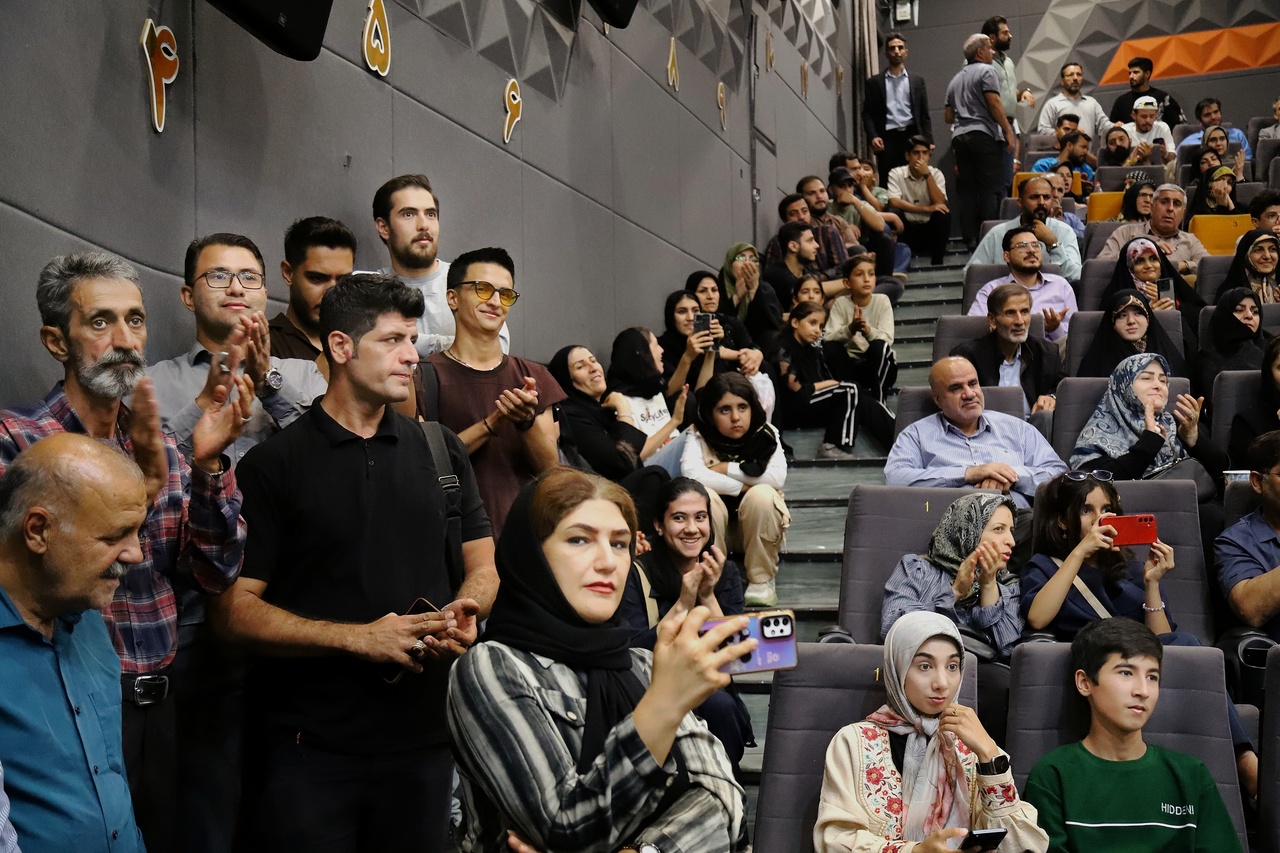 استقبال پرشور مردم از بازیگران و عوامل «جانشین»/ شامحمدی: تماشاگران «نفسِ سینما» هستند + تصاویر استقبال پرشور مردم از بازیگران و عوامل «جانشین»/ شامحمدی: تماشاگران «نفسِ سینما» هستند + تصاویر