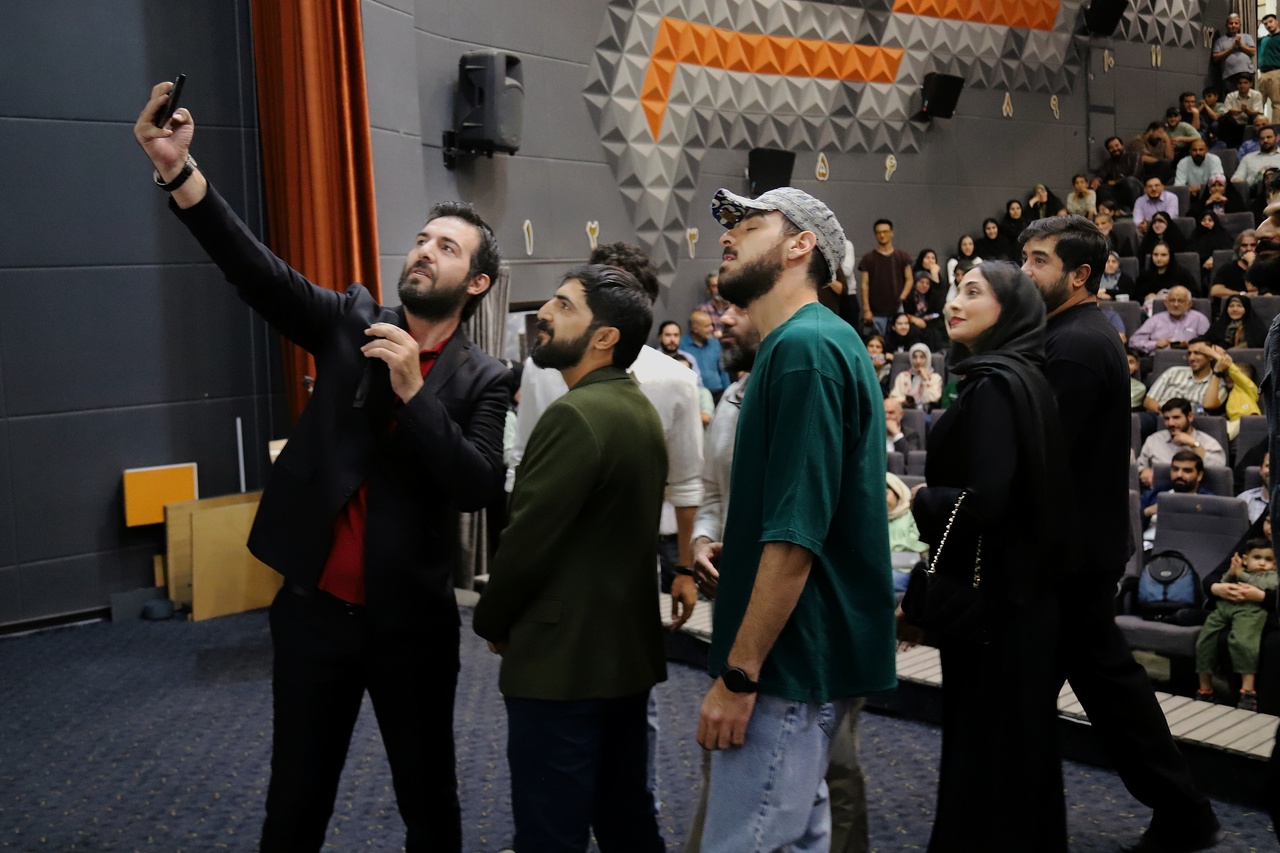 استقبال پرشور مردم از بازیگران و عوامل «جانشین»/ شامحمدی: تماشاگران «نفسِ سینما» هستند + تصاویر استقبال پرشور مردم از بازیگران و عوامل «جانشین»/ شامحمدی: تماشاگران «نفسِ سینما» هستند + تصاویر