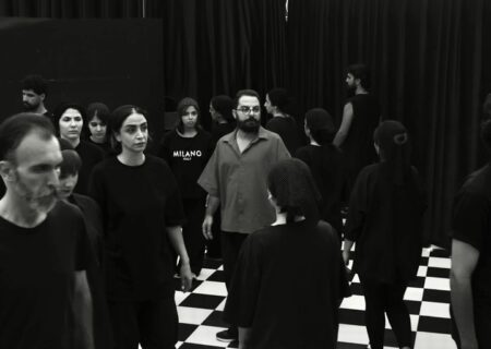 سوران احمدی با نمایش «بی/نا بینا» در عمارت هما روی صحنه می‌رود