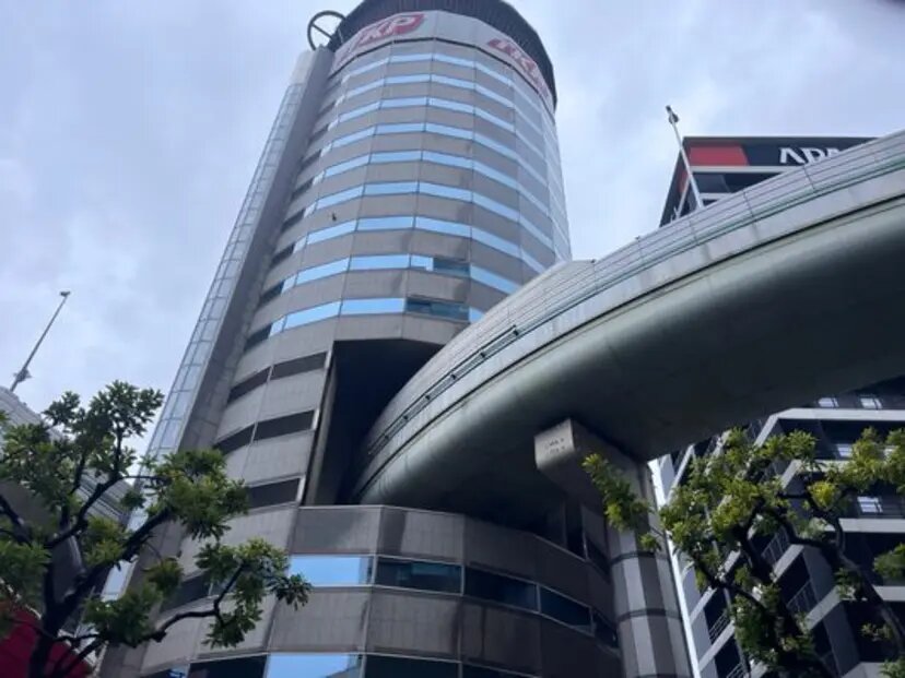 عبور بزرگراه از دل یک ساختمان در ژاپن / عکس