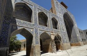 کاشی‌های مسجد جامع عباسی چرا پایین می‌آیند؛ روایتی از یک آسیب چندلایه