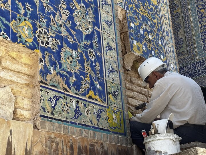 کاشیهای مسجد جامع عباسی چرا پایین میآیند؛ روایتی از یک آسیب چندلایه کاشیهای مسجد جامع عباسی چرا پایین میآیند؛ روایتی از یک آسیب چندلایه