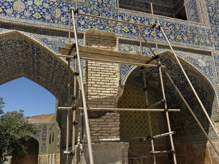 کاشیهای مسجد جامع عباسی چرا پایین میآیند؛ روایتی از یک آسیب چندلایه کاشیهای مسجد جامع عباسی چرا پایین میآیند؛ روایتی از یک آسیب چندلایه