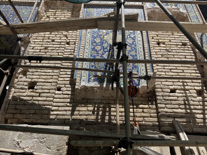 کاشیهای مسجد جامع عباسی چرا پایین میآیند؛ روایتی از یک آسیب چندلایه کاشیهای مسجد جامع عباسی چرا پایین میآیند؛ روایتی از یک آسیب چندلایه