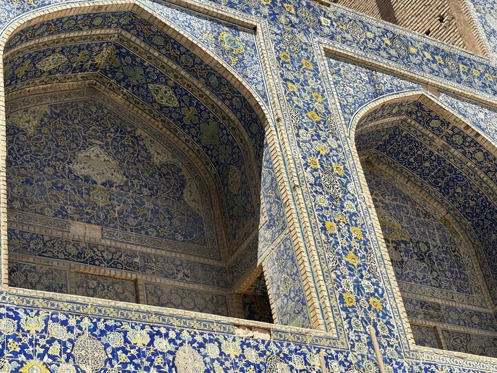 کاشیهای مسجد جامع عباسی چرا پایین میآیند؛ روایتی از یک آسیب چندلایه کاشیهای مسجد جامع عباسی چرا پایین میآیند؛ روایتی از یک آسیب چندلایه