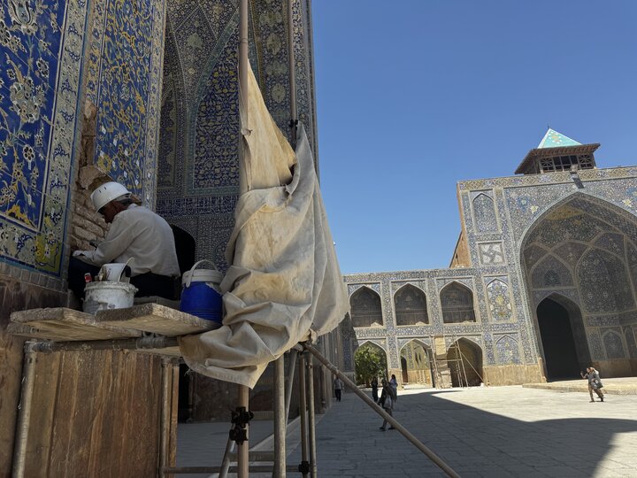 کاشیهای مسجد جامع عباسی چرا پایین میآیند؛ روایتی از یک آسیب چندلایه کاشیهای مسجد جامع عباسی چرا پایین میآیند؛ روایتی از یک آسیب چندلایه
